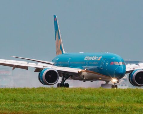 Incidente à l'aéroport de Munich : un Boeing 787 de Vietnam Airlines termine sa course dans l'herbe lors du décollage