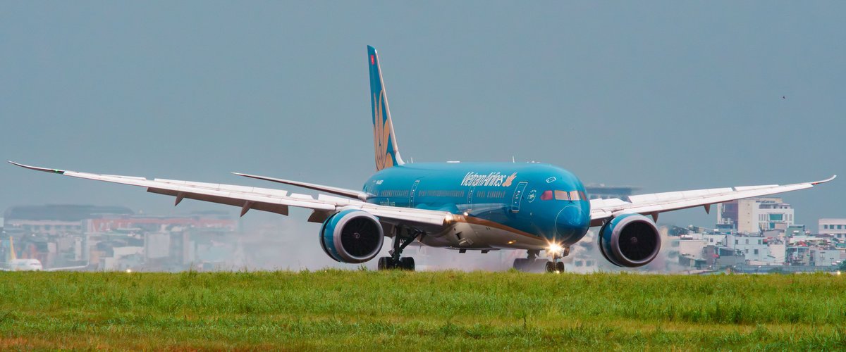 Incidente à l'aéroport de Munich : un Boeing 787 de Vietnam Airlines termine sa course dans l'herbe lors du décollage