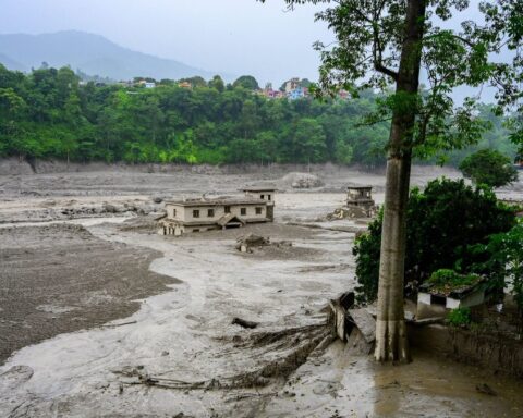 Inondation meurtrière au Népal : un directeur de lycée sauve 1 643 élèves juste à temps