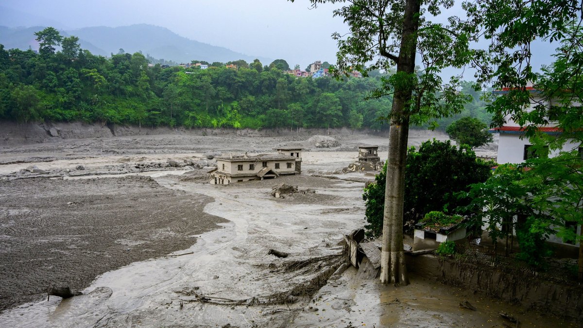 Inondation meurtrière au Népal : un directeur de lycée sauve 1 643 élèves juste à temps