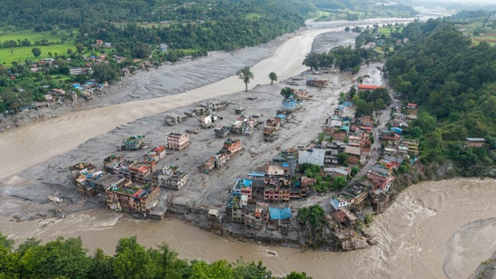 Inondations au Népal : 165 morts et 823 disparus après l'effondrement d'un glacier