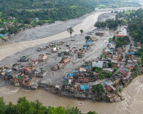 Inondations au Népal : 165 morts et 823 disparus après l'effondrement d'un glacier