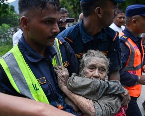 Inondations massives au Népal : plus de 100 morts et des centaines de disparus, des témoignages tragiques émergent