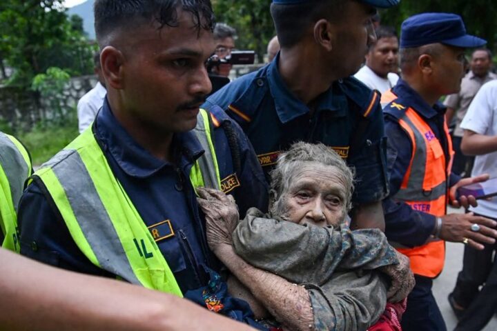 Inondations massives au Népal : plus de 100 morts et des centaines de disparus, des témoignages tragiques émergent
