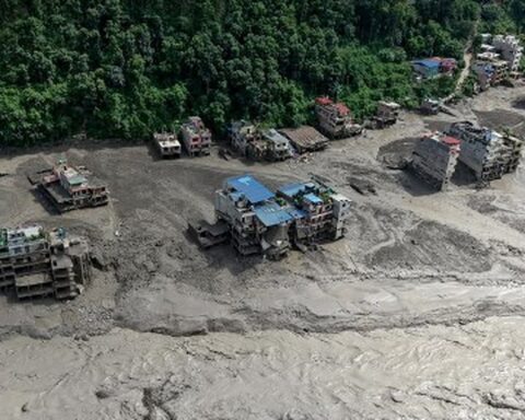 Inondations meurtrières au Népal et au Tibet : glaciologue souligne l'absence de système d'alerte global en France