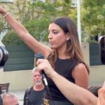 Isabel Peralta, militante néonazie, applaudit à Madrid après avoir salué le nazisme dans le cadre d'une manifestation contre les migrants