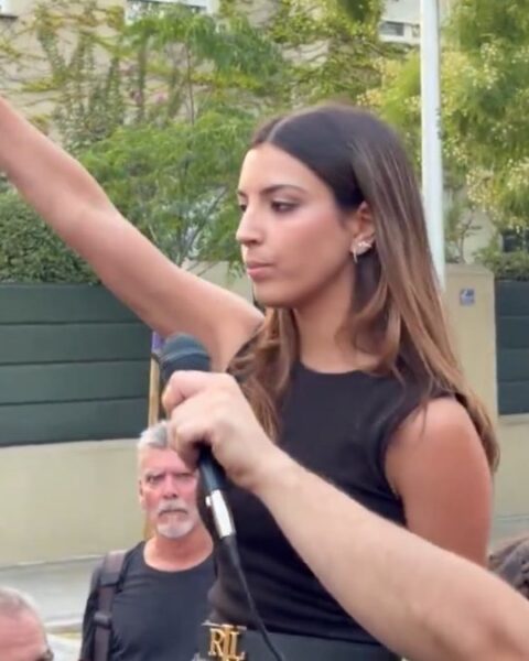 Isabel Peralta, militante néonazie, applaudit à Madrid après avoir salué le nazisme dans le cadre d'une manifestation contre les migrants