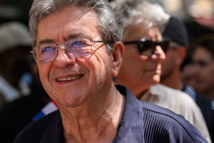 Jean-Luc Mélenchon adapte son régime pour se préparer à la campagne présidentielle de 2027