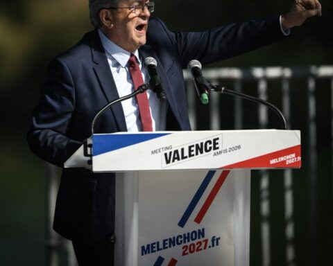 Jean-Luc Mélenchon mobilise les foules à Châteauneuf-sur-Isère avec un appel à une garde régionale de la sécurité civile