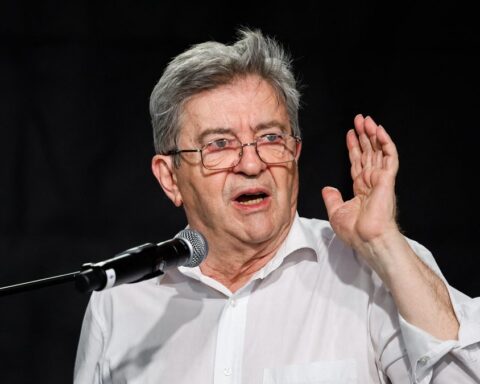 Jean-Luc Mélenchon prend la parole ce matin aux Amfis, Marine Le Pen en tête des sondages