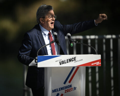 Jean-Luc Mélenchon promet de censurer le budget 2027 de Sébastien Lecornu lors d'un meeting à Valence