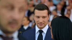 Jordan Bardella, seul candidat, est assuré de rester président du Rassemblement national après le congrès d'octobre