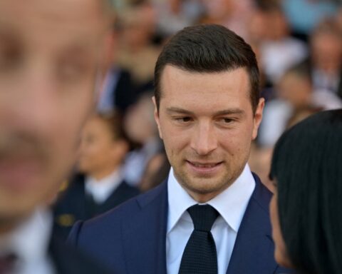 Jordan Bardella, seul candidat, est assuré de rester président du Rassemblement national après le congrès d'octobre