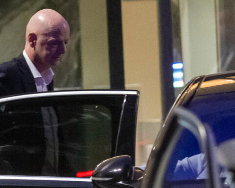 La FIFA admet des "erreurs" et présente des "excuses", tout en soutenant Gianni Infantino.