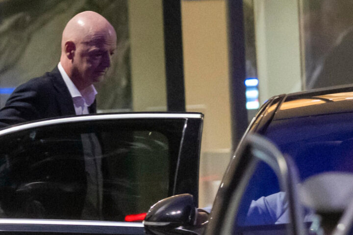 La FIFA admet des "erreurs" et présente des "excuses", tout en soutenant Gianni Infantino.
