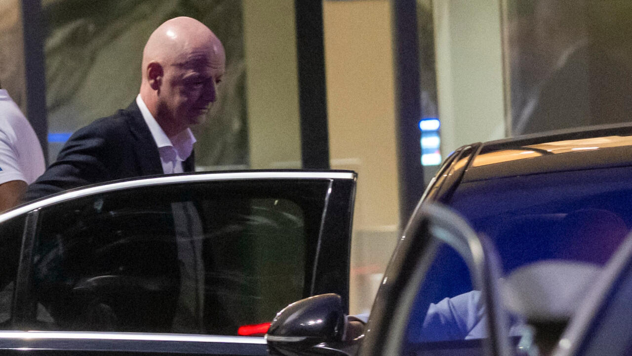 La FIFA admet des "erreurs" et présente des "excuses", tout en soutenant Gianni Infantino.
