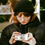 La génération Z redécouvre la photographie argentique, un retour vers des expériences authentiques et collectives
