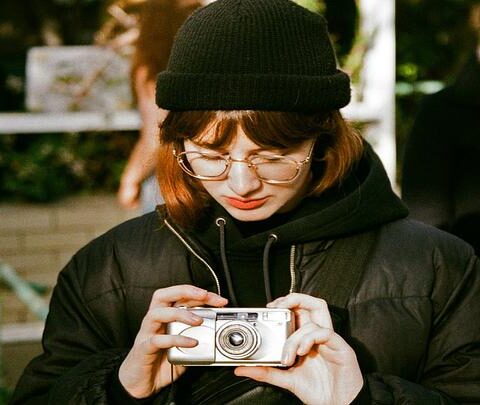 La génération Z redécouvre la photographie argentique, un retour vers des expériences authentiques et collectives