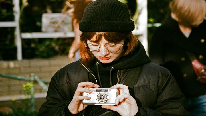 La génération Z redécouvre la photographie argentique, un retour vers des expériences authentiques et collectives