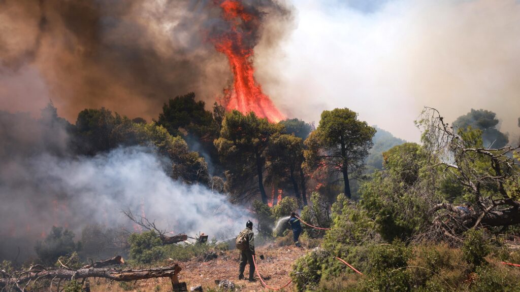 La Grèce lutte contre des incendies ravageurs après la collision d'hélicoptères de lutte contre le feu faisant deux morts