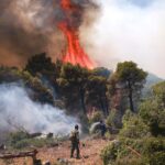 La Grèce lutte contre des incendies ravageurs après la collision d'hélicoptères de lutte contre le feu faisant deux morts