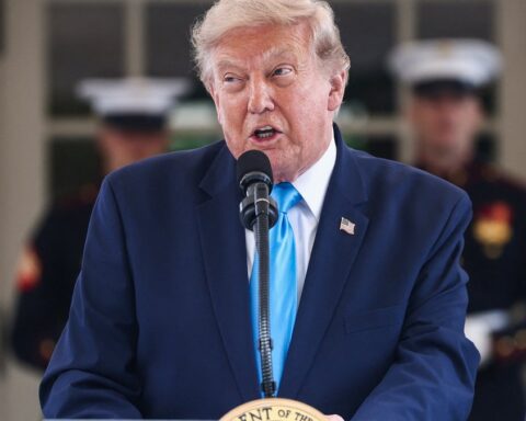 La popularité de Donald Trump chute à l'approche des élections de mi-mandat, fragilisée par la guerre en Iran et les critiques