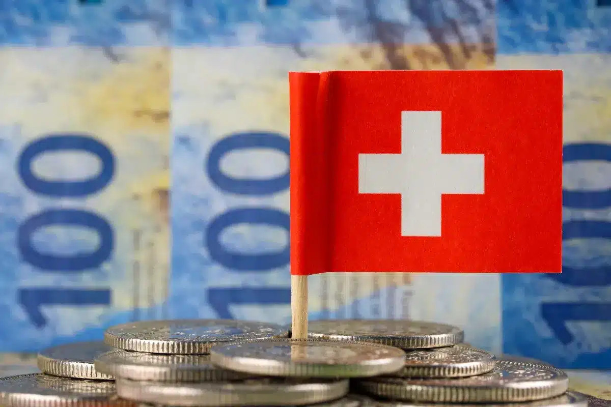 La Suisse cherche à recruter 85 000 travailleurs non diplômés avec un salaire de 6 500€ par mois : une opportunité encore méconnue pour de nombreux Français.
