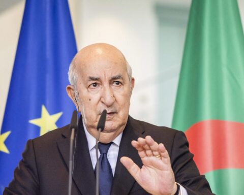 L'Algérie face à des incendies meurtriers : le président Tebboune propose de rétablir la peine de mort pour les pyromanes