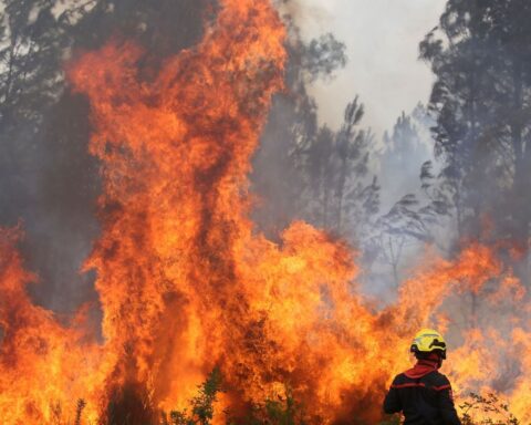 Landes : un incendie ravage 1.580 hectares, de nouvelles évacuations nécessaires