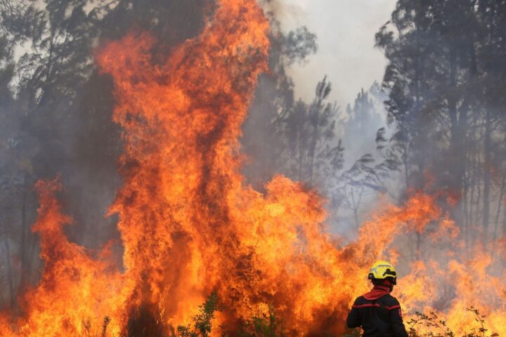 Landes : un incendie ravage 1.580 hectares, de nouvelles évacuations nécessaires