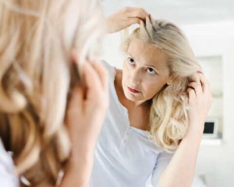 Le blanchiment soudain des cheveux : mythe ou réalité scientifique ?