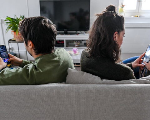 Le déclin des conversations : une étude révèle une chute de 30 % du nombre de mots prononcés entre 2005 et 2019