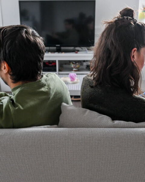 Le déclin des conversations : une étude révèle une chute de 30 % du nombre de mots prononcés entre 2005 et 2019
