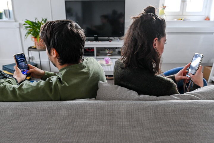 Le déclin des conversations : une étude révèle une chute de 30 % du nombre de mots prononcés entre 2005 et 2019