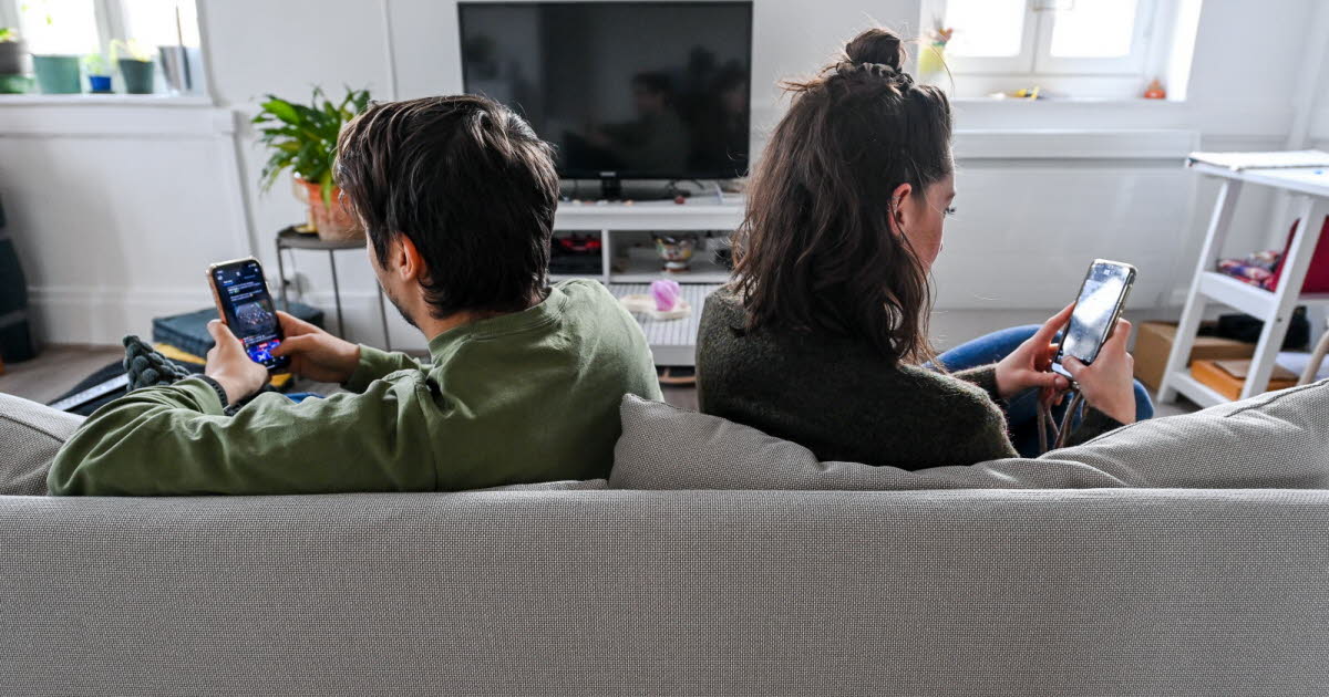 Le déclin des conversations : une étude révèle une chute de 30 % du nombre de mots prononcés entre 2005 et 2019