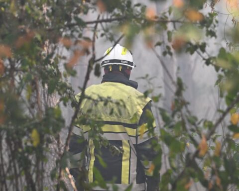 Le feu de forêt dans la Drôme demeure « stable » mais « pas fixé » à 240 hectares brûlés