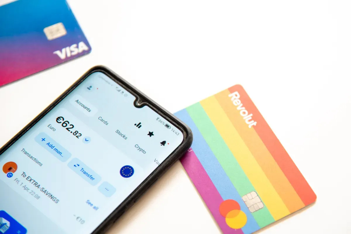 Le fondateur de Revolut vise à devenir l'homme le plus riche du Royaume-Uni en s'inspirant de la stratégie salariale d'Elon Musk, avec des résultats concluants.