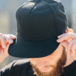 Le port de chapeaux ou de casquettes peut-il causer une perte de cheveux ?