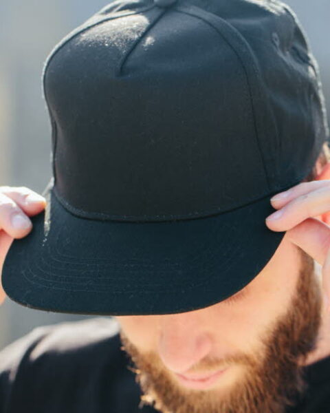 Le port de chapeaux ou de casquettes peut-il causer une perte de cheveux ?