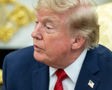 Le taux d'approbation de Donald Trump tombe à 33 %, niveau le plus bas depuis janvier 2025