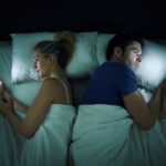 Le téléphone dans la chambre : un obstacle à l'intimité des couples ?