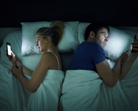 Le téléphone dans la chambre : un obstacle à l'intimité des couples ?