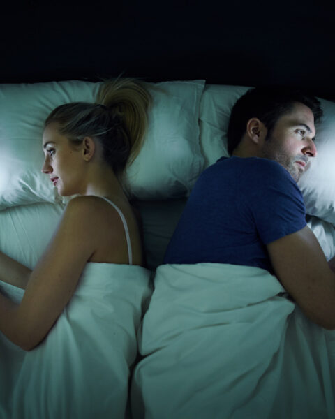 Le téléphone dans la chambre : un obstacle à l'intimité des couples ?