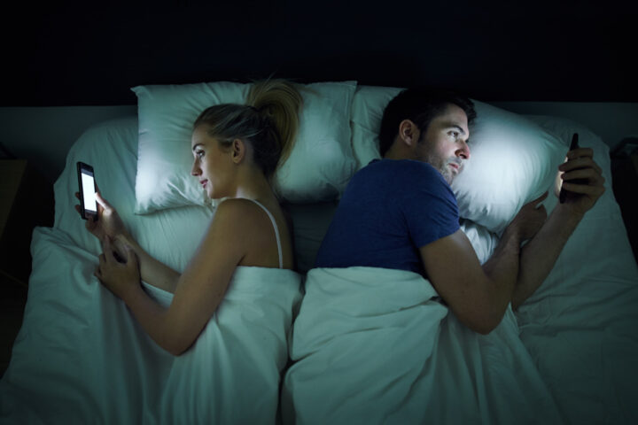 Le téléphone dans la chambre : un obstacle à l'intimité des couples ?