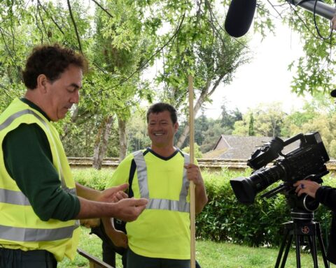 Les Chevaliers du Fiel annoncent un téléfilm inédit sur TF1, mettant en scène des employés municipaux en tournée humoristique à travers la France