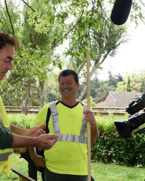 Les Chevaliers du Fiel annoncent un téléfilm inédit sur TF1, mettant en scène des employés municipaux en tournée humoristique à travers la France