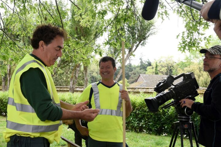 Les Chevaliers du Fiel annoncent un téléfilm inédit sur TF1, mettant en scène des employés municipaux en tournée humoristique à travers la France