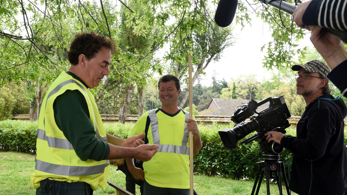 Les Chevaliers du Fiel annoncent un téléfilm inédit sur TF1, mettant en scène des employés municipaux en tournée humoristique à travers la France