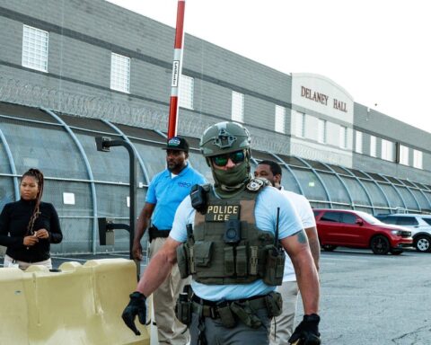 Les États-Unis envisagent d'équiper l'ICE de gants électriques pour les interventions policières