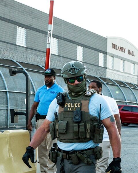 Les États-Unis envisagent d'équiper l'ICE de gants électriques pour les interventions policières